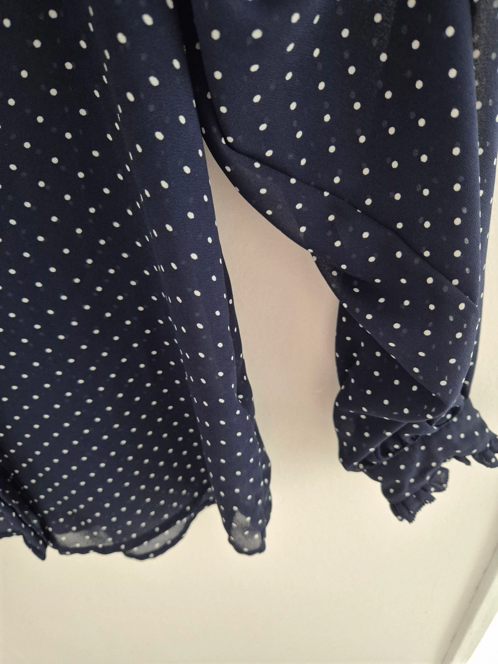 H&M Donkerblauwe Blouse met Stipjes & Ruffles | Maat 36 (S) – photo 6